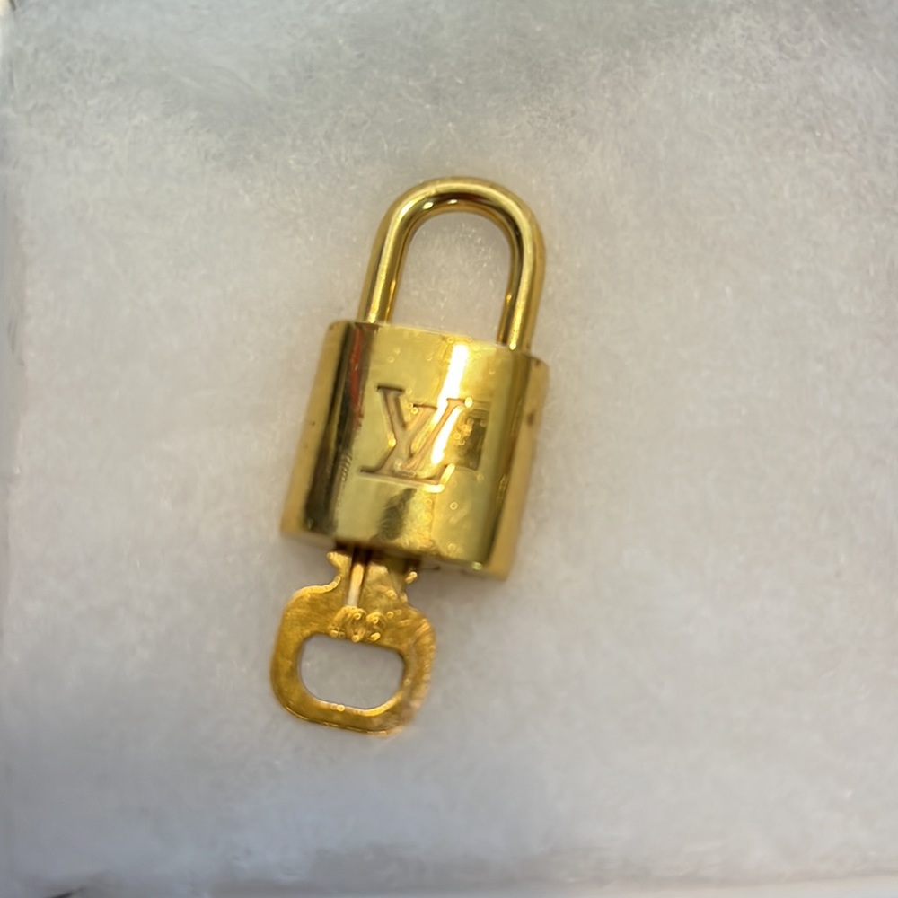 Louis Vuitton Authentic Lock & Key 307 comes W/ 2 unbranded chains Price Is Firm - Picture 3 of 9